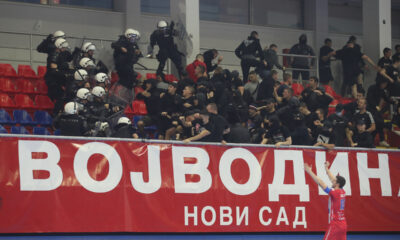 Policija uleće među Firmaše, navijače Vojvodine na utakmici finala upa Srbije Vojvodina - Partizan u SC Slana Bara, Novi Sad 13.04.2024. godine Foto: Ivica Veselinov / MN PRESS RUKOMET, HANDBALL, KUP SRBIJE, NATIONAL CUP, VOJVODINA, PARTIZAN