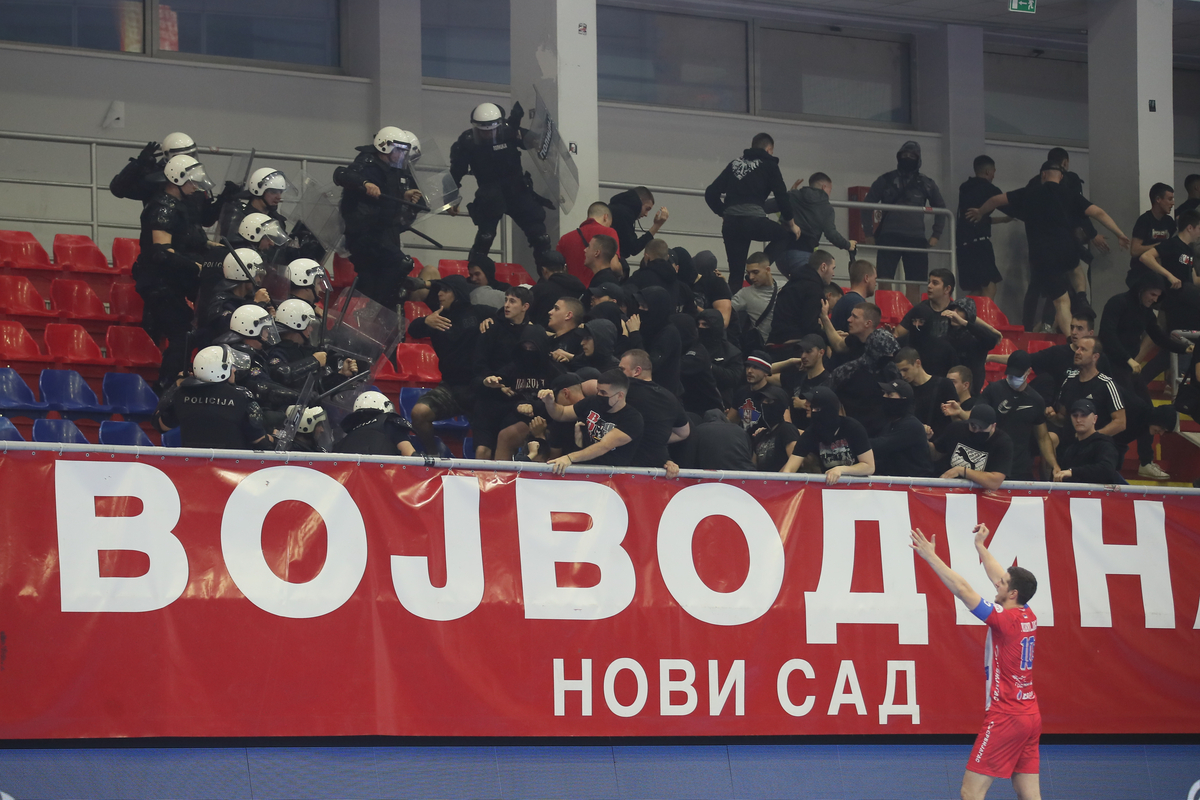 Policija uleće među Firmaše, navijače Vojvodine na utakmici finala upa Srbije Vojvodina - Partizan u SC Slana Bara, Novi Sad 13.04.2024. godine Foto: Ivica Veselinov / MN PRESS RUKOMET, HANDBALL, KUP SRBIJE, NATIONAL CUP, VOJVODINA, PARTIZAN