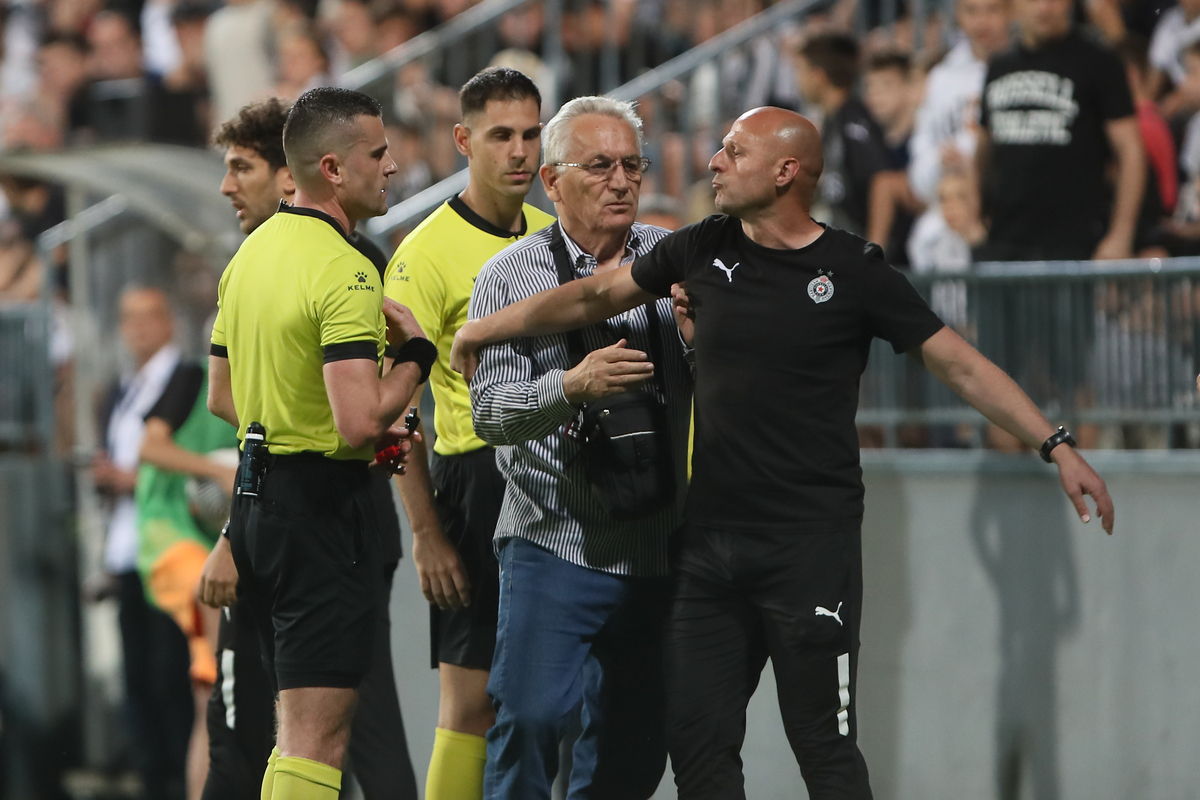 Trener Partizana Igor Duljaj u verbalnom duelu sa sudijom Milanom Ilićem na meču protiv Čukaričkog. Beograd 14.04.2024. godine Foto: Ivica Veselinov / MN PRESS FUDBAL, FOOTBALL, MOZZART SUPERLIGA, PRVENSTVO SRBIJE, NATIONAL CHAMPIONSHIP, FK CUKARICKI, FK PARTIZAN