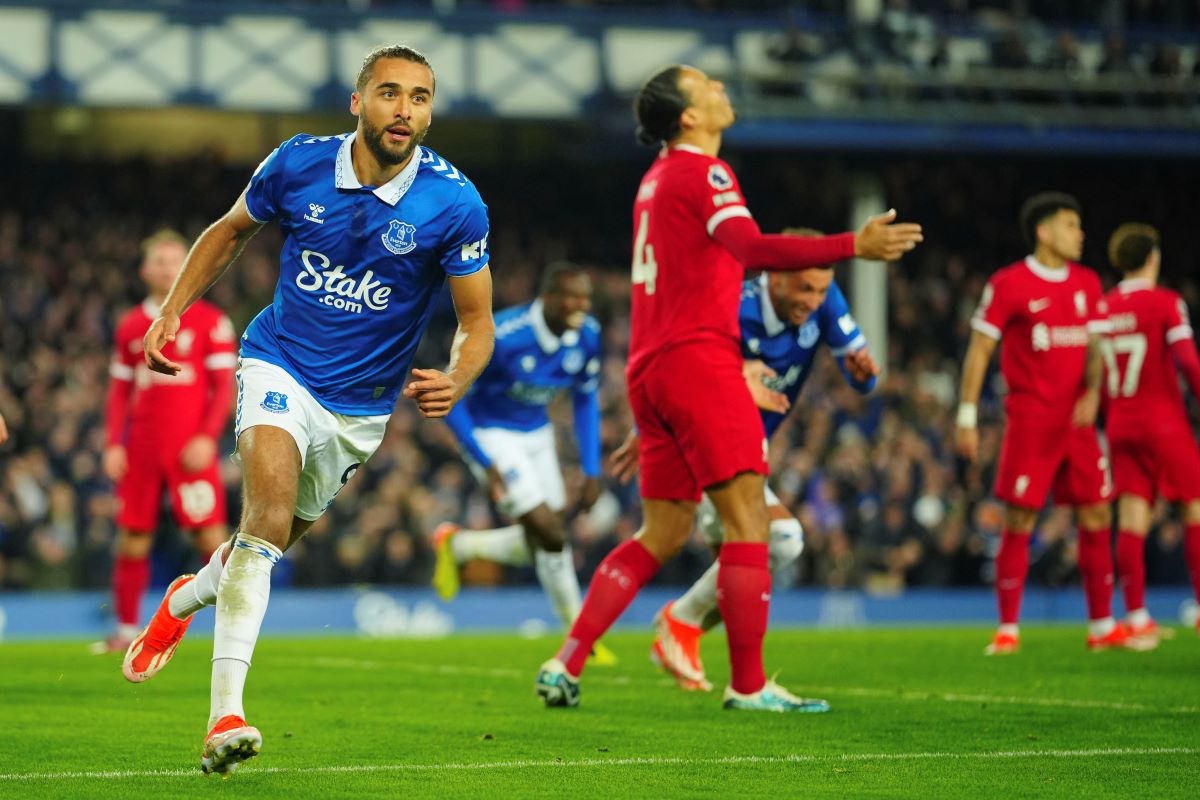 Everton's Dominic Calvert-Lewin, left, celebrates after scoring his side's second goal during the English Premier League soccer match between Everton and Liverpool at the Goodison Park stadium in Liverpool, Britain, Wednesday, April 24, 2024. (AP Photo/Jon Super)