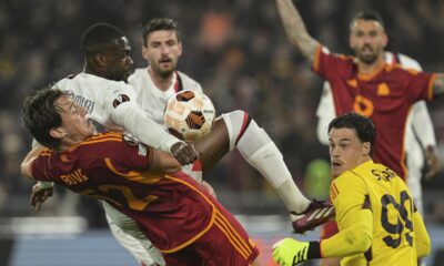 Roma's Edoardo Bove, left, AC Milan's Fikayo Tomori, Roma's goalkeeper Mile Svilar battle for the ball during the Europa League quarterfinal second leg soccer match between Roma and AC Milan at Rome's Olympic Stadium, Thursday, April 18, 2024. (Alfredo Falcone/LaPresse via AP)