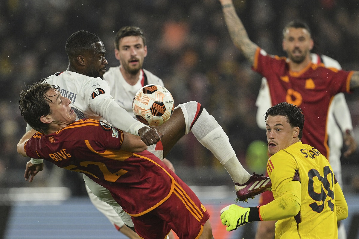 Roma's Edoardo Bove, left, AC Milan's Fikayo Tomori, Roma's goalkeeper Mile Svilar battle for the ball during the Europa League quarterfinal second leg soccer match between Roma and AC Milan at Rome's Olympic Stadium, Thursday, April 18, 2024. (Alfredo Falcone/LaPresse via AP)
