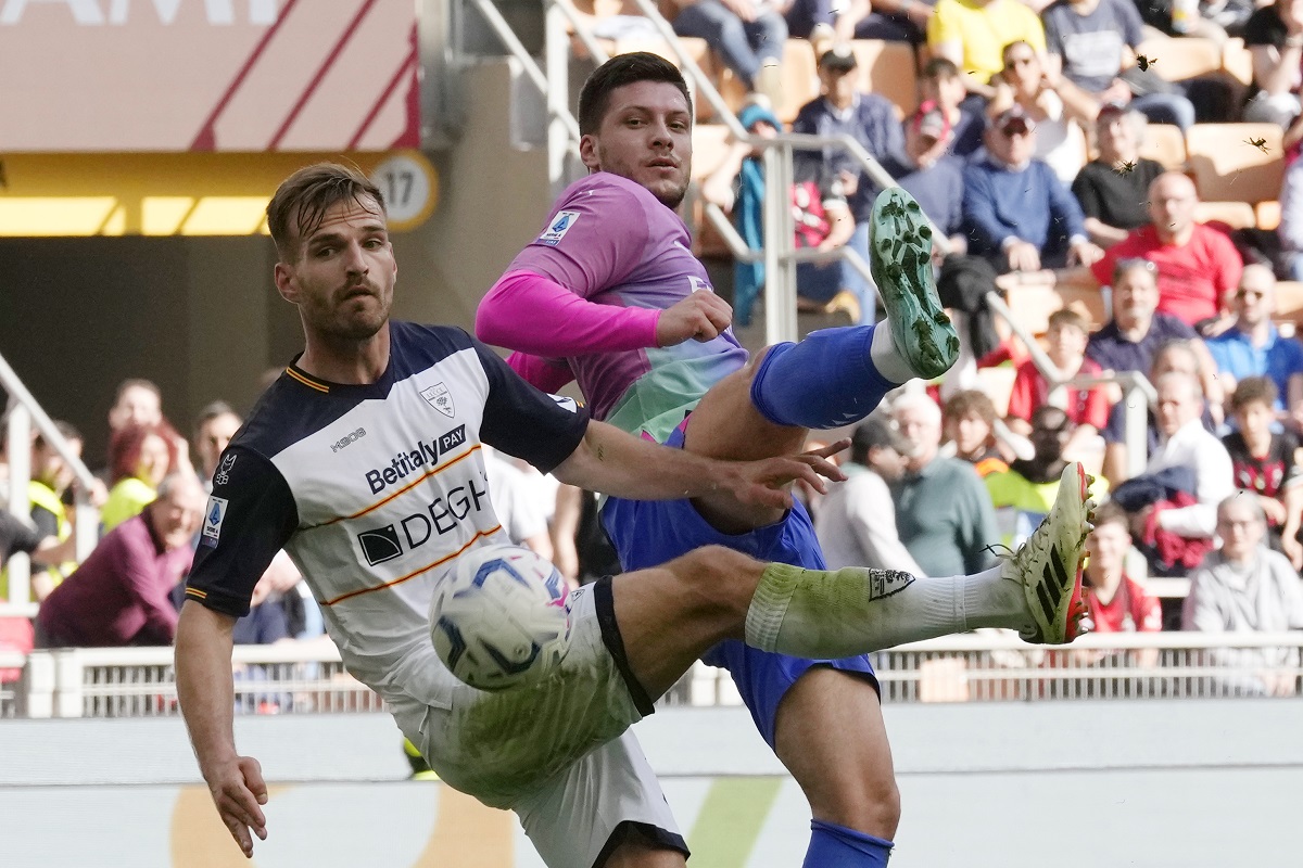 AC Milan's Luka Jovic, right, challenges for the ball with Lecce's Marin Pongracic during the Serie A soccer match between AC Milan and Lecce at the San Siro stadium, in Milan, Italy, Saturday, April 6, 2024. (AP Photo/Antonio Calanni)