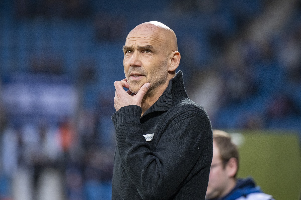Bochum's head coach Thomas Letsch enters the stadium prior to the Bundesliga soccer match between VfL Bochum and SV Darmstadt 98 in Bochum, Germany, Sunday, March 31, 2024. Photo: David Inderlied/dpa via AP)