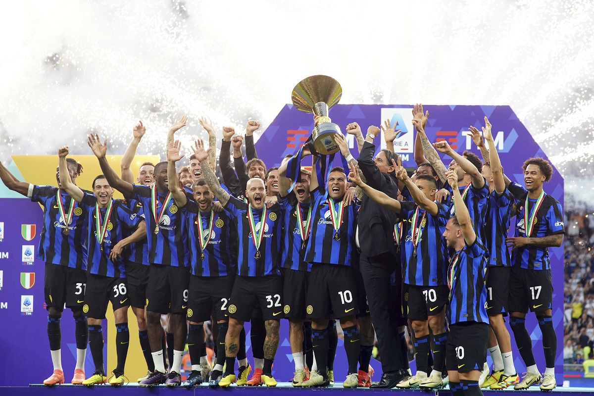 Inter players celebrate their victory of the "scudetto" after the Serie A soccer match between Inter and Lazio at the San Siro Stadium in Milan, Italy, Sunday, May 19, 2024. (Spada/LaPresse via AP)