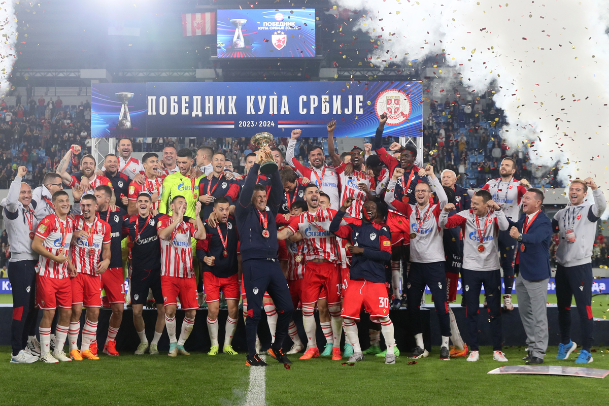 fudbaleri Crvene zvezde slave osvajanje Kupa Srbije protiv Vojvodine na stadionu Lagator Loznica 21.05.2024. godine Foto: Marko Metlas Fudbal, Crvena zvezda, Finale Kup Srbije, Vojvodina