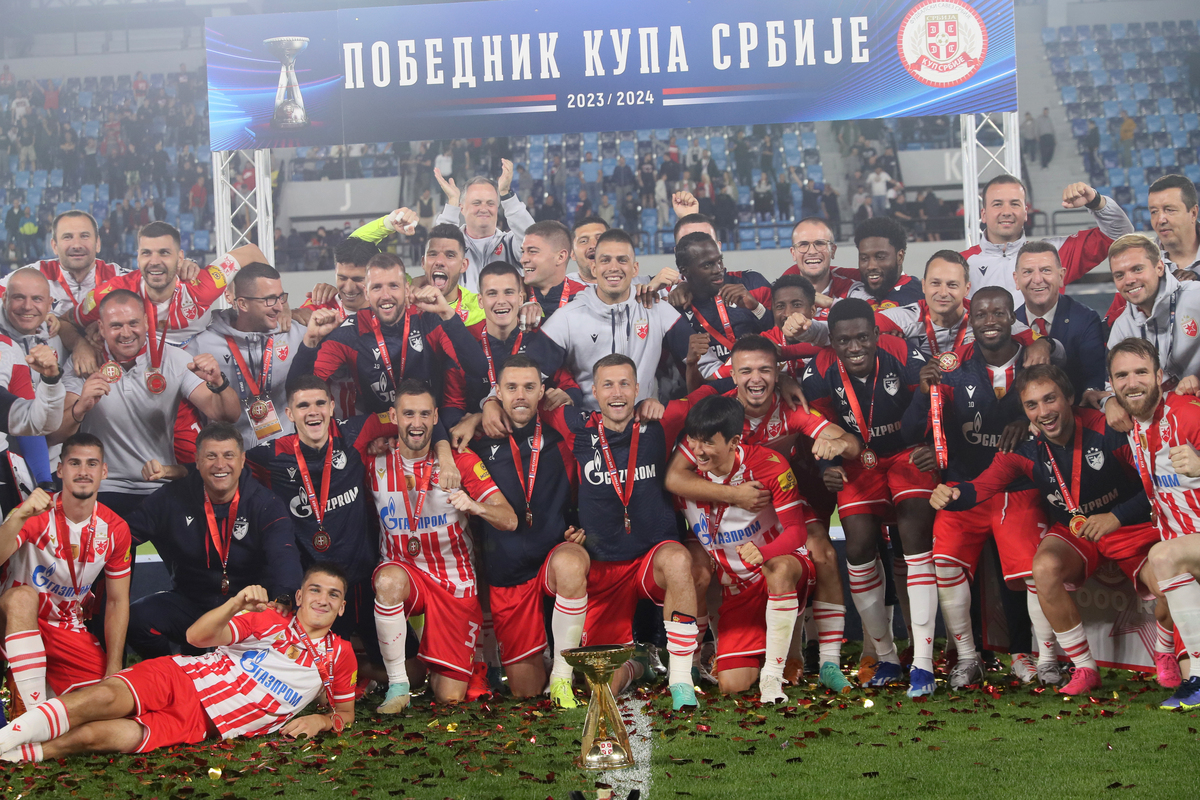 fudbaleri Crvene zvezde slave osvajanje Kupa Srbije protiv Vojvodine na stadionu Lagator Loznica 21.05.2024. godine Foto: Marko Metlas Fudbal, Crvena zvezda, Finale Kup Srbije, Vojvodina