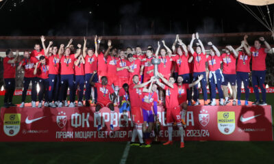 Aleksandar Dragović i fudbaleri Crvene zvezde podižu šampionski pehar posle pobede nad Čukaričkim u poslednjem kolu Superlige Srbije. Fudbal, Crvena zvezda, Superliga Prvenstvo Srbije, Cukaricki
