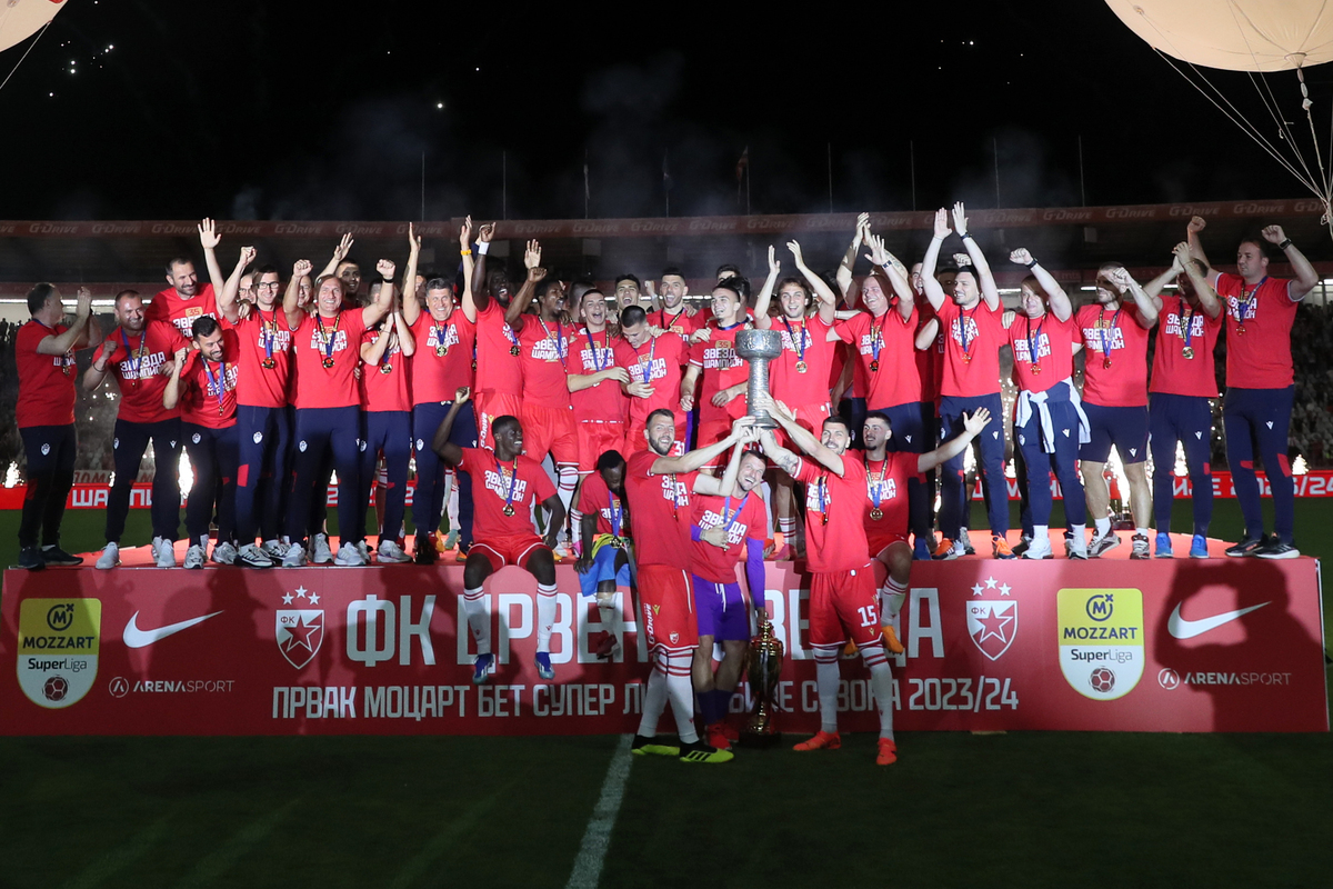 Aleksandar Dragović i fudbaleri Crvene zvezde podižu šampionski pehar posle pobede nad Čukaričkim u poslednjem kolu Superlige Srbije. Fudbal, Crvena zvezda, Superliga Prvenstvo Srbije, Cukaricki