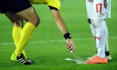 DEJAN SANTRAC, glavni sudija iz Pavlisa, sprejom izvlaci liniju za zivi zid, na prvenstvenoj utakmici Crvena zvezda - Vojvodina, na stadionu Rajko Mitic. Beograd, 25.09.2016. foto: Nebojsa Parausic Fudbal, Crvena zvezda, Vojvodina