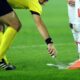 DEJAN SANTRAC, glavni sudija iz Pavlisa, sprejom izvlaci liniju za zivi zid, na prvenstvenoj utakmici Crvena zvezda - Vojvodina, na stadionu Rajko Mitic. Beograd, 25.09.2016. foto: Nebojsa Parausic Fudbal, Crvena zvezda, Vojvodina