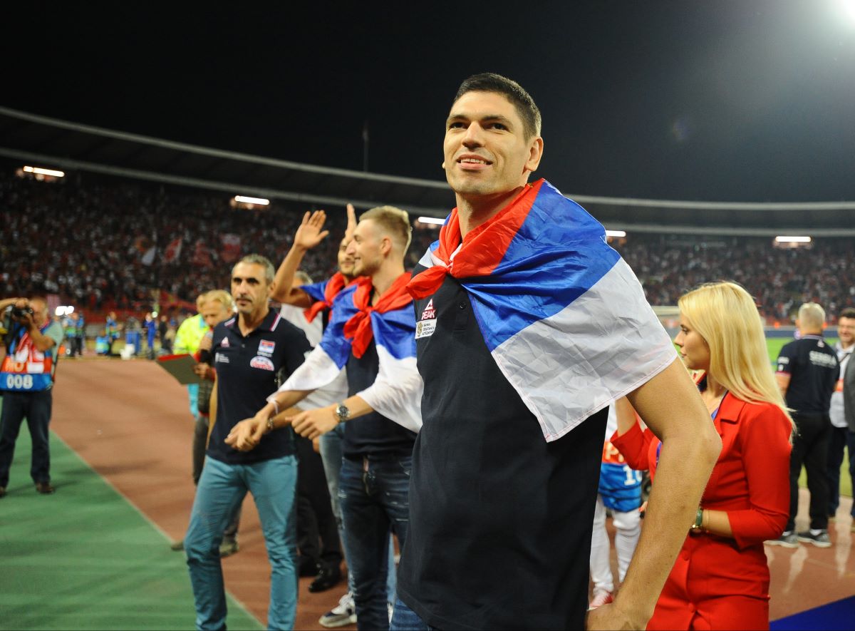 MARKO PODRASCANIN i odbojkasi Srbije, Evropski prvaci, na utakmici Lige sampiona Crvena zvezda - Olimpijakos, na stadionu Rajko Mitic. Beograd, 01.10.2019. foto: Nebojsa Parausic Fudbal, Liga sampiona, Crvena zvezda, Olimpijakos