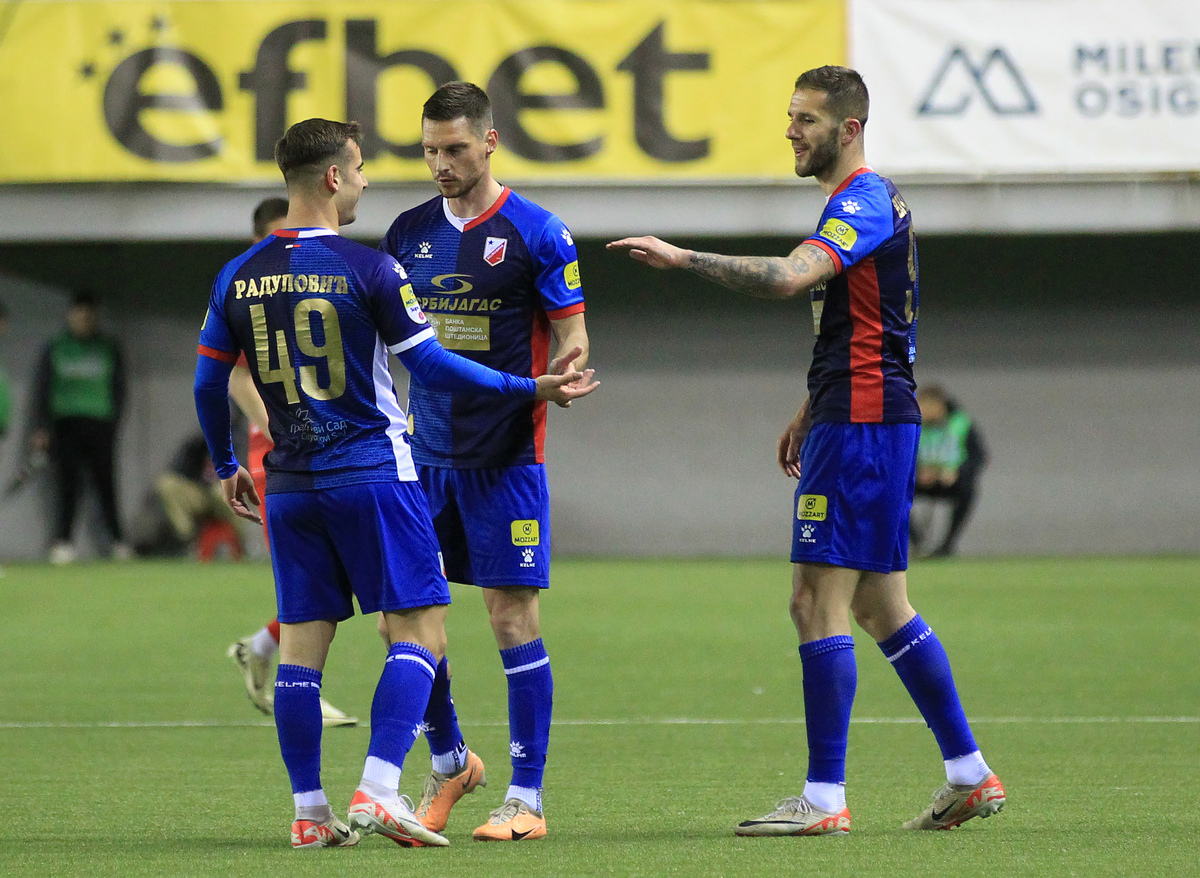 ALEKSA VUKANOVIC, ANDRIJA RADULOVIC, UROS NIKOLIC fudbaleri Vojvodine Novi Sad na utakmici Superlige Prvenstva Srbije protiv IMT na stadionu Vozdovca, Beograd 12.03.2024. godine Foto: MN PRESS Fudbal, IMT, Superliga Prvenstvo Srbije, Vojvodina Novi Sad