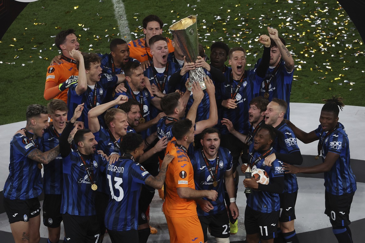 Atalanta players raise the trophy after the Europa League final soccer match between Atalanta and Bayer Leverkusen at the Aviva Stadium in Dublin, Ireland, Wednesday, May 22, 2024. Atalanta won 3-0. (AP Photo/Peter Morrison)
