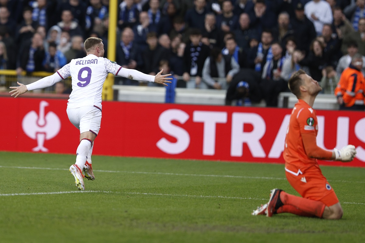 Fiorentina's Lucas Beltran, left, celebrates after scoring his sides first goal on a penalty during the Europa Conference League semi-final second leg soccer match between Club Brugge and Fiorentina at the Jan Breydel Stadium in Bruges, Belgium, Wednesday, May 8, 2024. (AP Photo/Omar Havana)