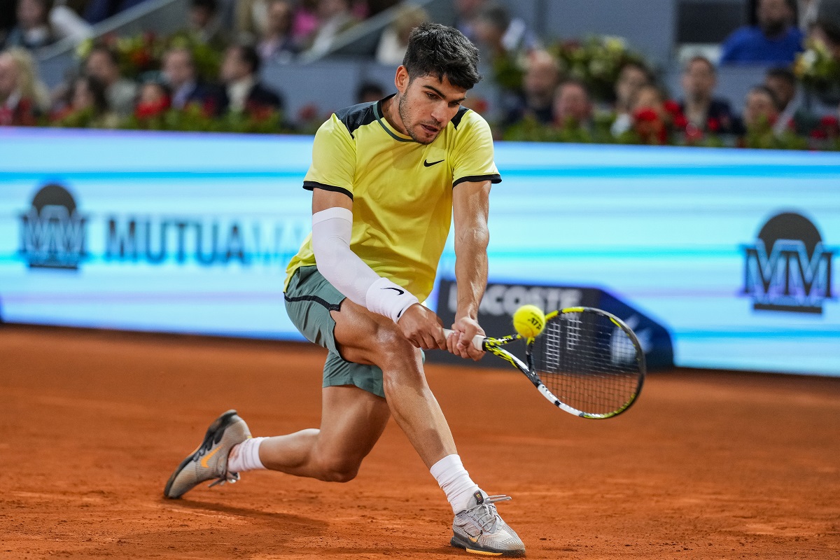 Carlos Alcaraz, of Spain, returns the ball to Andrey Rublev, of Russia, during the Mutua Madrid Open tennis tournament in Madrid, Wednesday, May 1, 2024. (AP Photo/Manu Fernandez)