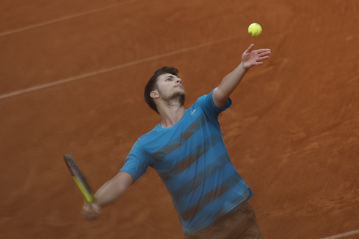 Serbia's Miomir Kecmanovic serves against Russia's Daniil Medvedev during their second round match of the French Open tennis tournament at the Roland Garros stadium in Paris, Thursday, May 30, 2024. (AP Photo/Aurelien Morissard)