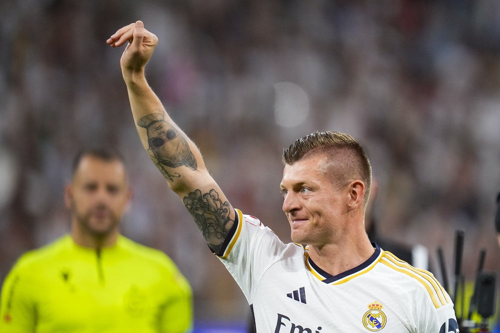 Real Madrid's Toni Kroos gestures ahead the Spanish La Liga soccer match between Real Madrid and Betis at the Santiago Bernabeu stadium in Madrid, Spain, Saturday, May 25, 2024. (AP Photo/Manu Fernandez)