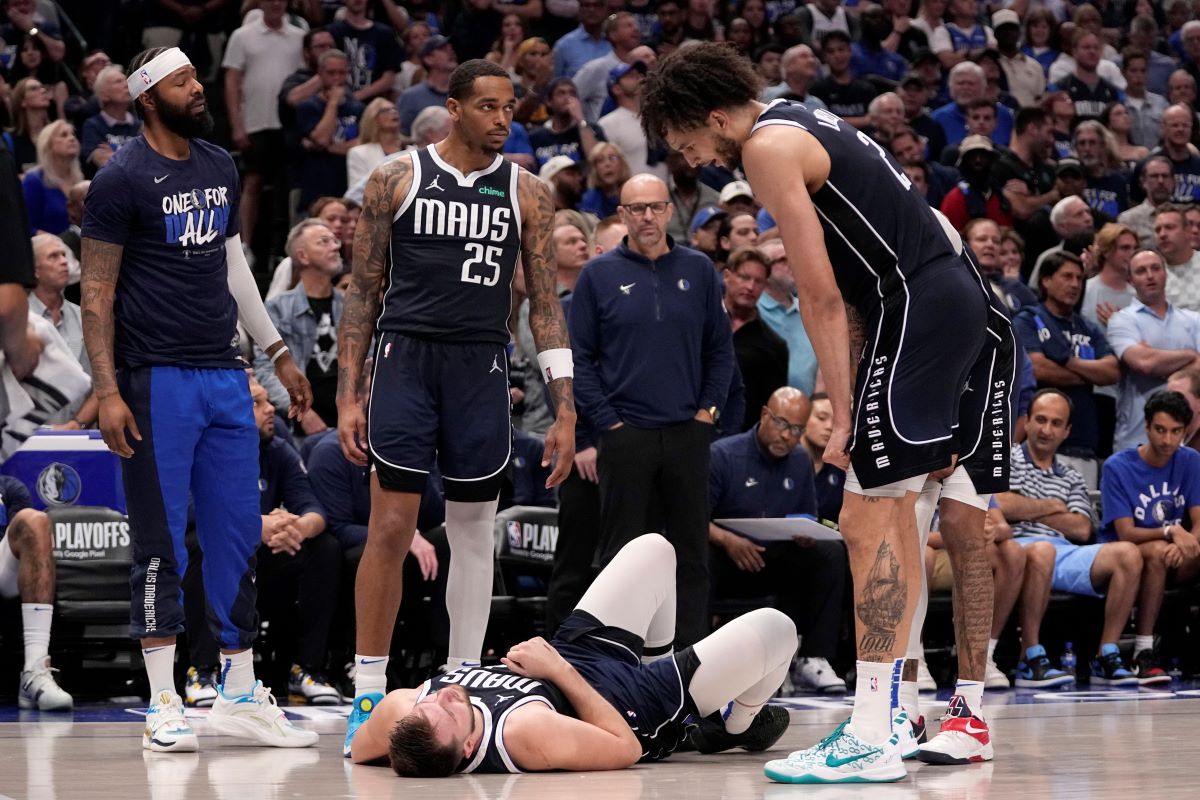 Dallas Mavericks' Markieff Morris, left, P.J. Washington (25), head coach Jason Kidd, center rear, and Dereck Lively II, right, look toward Luka Doncic, bottom, after Doncic and Oklahoma City Thunder' Luguentz Dort collided competing for a loose ball during the second half in Game 3 of an NBA basketball second-round playoff series, Saturday, May 11, 2024, in Dallas. (AP Photo/Tony Gutierrez)
