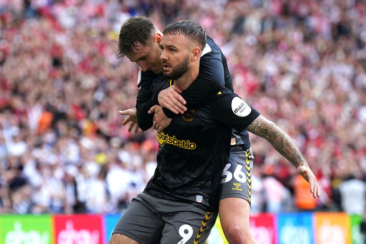 Adam Armstrong na utakmici plejofa Čempionšipa