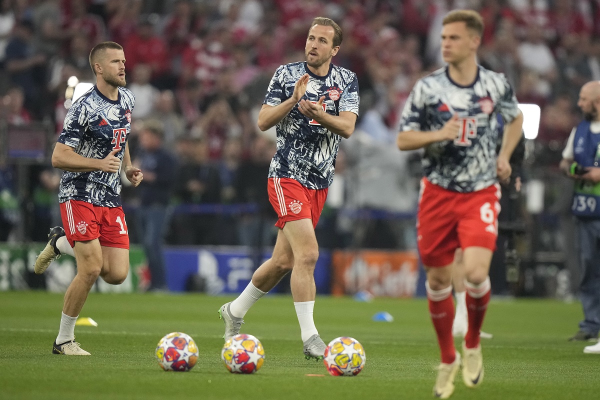 Bayern's Harry Kane, center, applauds fans as he warms up prior to the Champions League semifinal first leg soccer match between Bayern Munich and Real Madrid at the Allianz Arena in Munich, Germany, Tuesday, April 30, 2024. (AP Photo/Matthias Schrader)