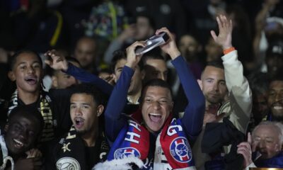 PSG's Kylian Mbappe, centre, celebrates with his teammates PSG's French League One title after the French League One soccer match between Paris Saint-Germain and Toulouse at the Parc des Princes stadium in Paris, Sunday, May 12, 2024. (AP Photo/Christophe Ena)