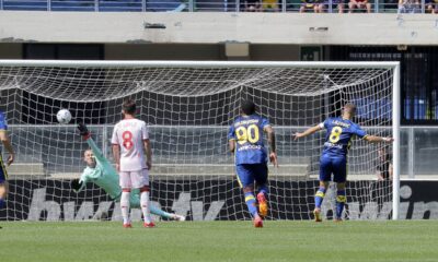 Verona's Darko Lazovic, right,, scores his side's first goal on a penalty kick during the Serie A soccer match between Hellas Verona and Fiorentina at the Marcantonio Bentegodi Stadium, in Verona, Italy, Sunday, May 5, 2024. (Paola Garbuioi/LaPresse via AP)