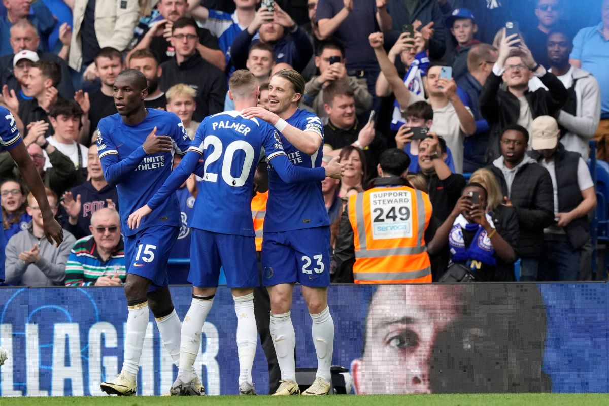 Chelsea's Conor Gallagher, right, celebrates after scoring his side's second goal during the English Premier League soccer match between Chelsea and West Ham United at Stamford Bridge stadium in London, England, Sunday, May 5, 2024. (AP Photo/Frank Augstein)