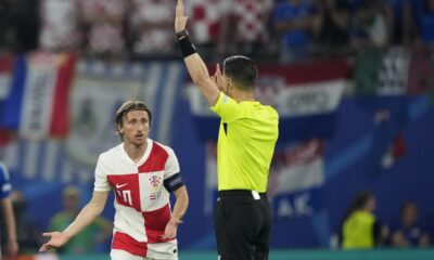 Referee Danny Makkelie, right, talks with Croatia's Luka Modric during a Group B match between Croatia and Italy at the Euro 2024 soccer tournament in Leipzig, Germany, Monday, June 24, 2024. (AP Photo/Ebrahim Noroozi)
