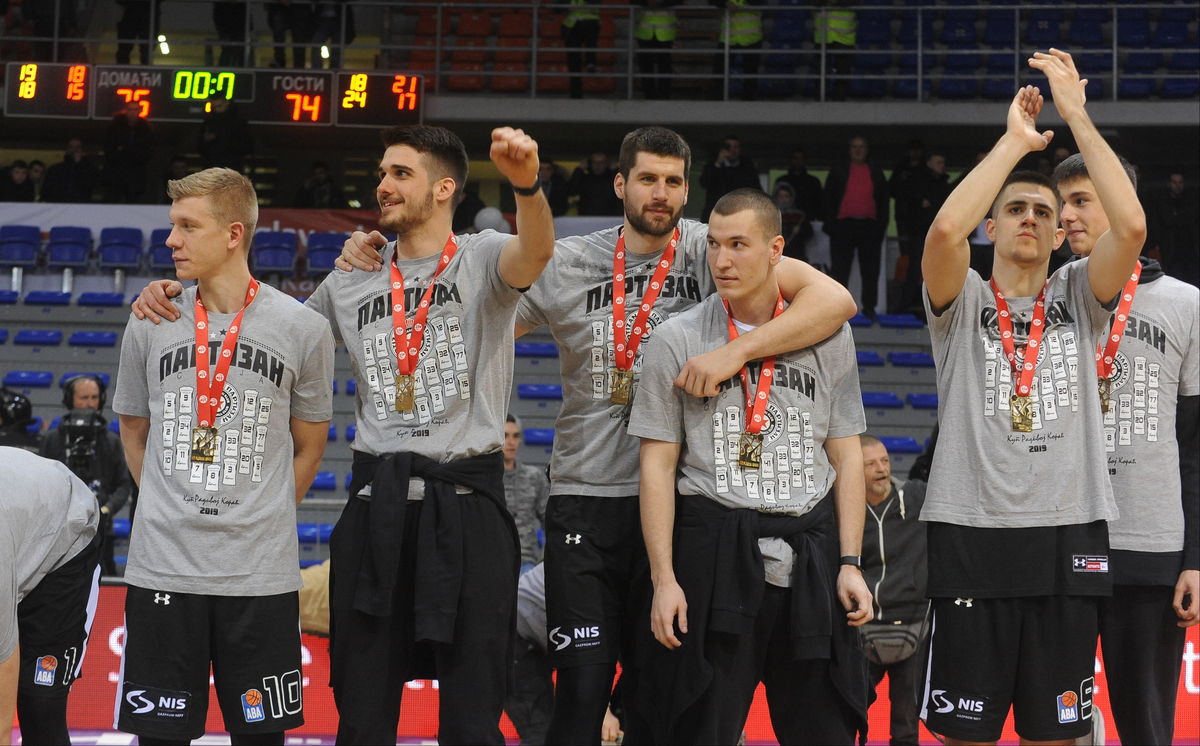 OGNJEN JARAMAZ, RADE ZAGORAC, DJORDJE GAGIC, ALEKSANDAR ARANITOVIC, VANJA MARINKOVIC, LAZAR STEFANOVIC, kosarkasi Partizana proslavljaju pobedu na utakmici finala kupa Radivoja Koraca protiv Crvene zvezde, u hali Cair. Nis, 17.02.2019. foto: Nebojsa Parausic Kosarka, Finale kupa Srbije, Crvena zvezda, Partizan, Radost