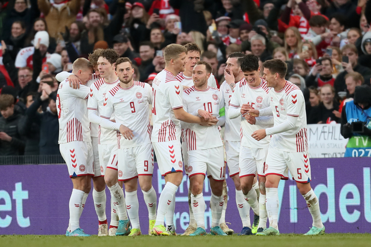 JACOB BRUUN LARSEN Jakob Brun Larsen, ANDREAS EVALD CORNELIUS Andreas Evald Kornelijus, CHRISTIAN ERIKSEN Kristijan Eriksen, CHRISTIAN NORGAARD Kristijan Norgard , JOAKIM MAEHLE Joakim Mele radost fudbalera reprezentacije Danske na prijateljskoj utakmici protiv Srbije na stadionu Parken, Kopenhagen 29.03.2022. godine Foto: Marko Metlas Fudbal, Reprezentacija, Srbija, Danska, Prijateljska utakmica