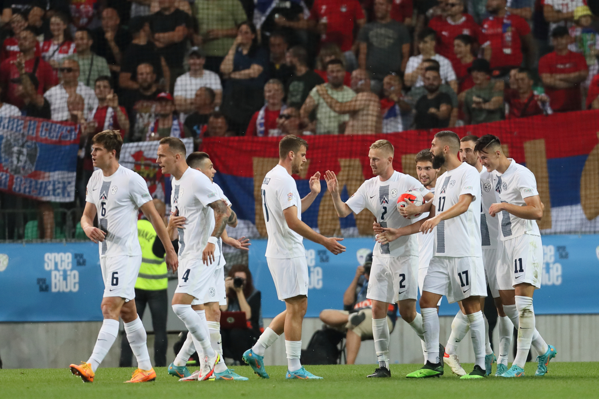 JAKA BIJOL, JURE BALKOVEC, ZAN KARNICNIK, DOMEN CRNIGOJ, MIHA MEVLJA, BENJAMIN SESKO RADOST fudbalera reprezentacije Slovenije na utakmici UEFA Lige nacija protiv Srbije na stadionu Stozice, Ljubljana 12.06.2022. godine Foto: Marko Metlas Fudbal, Srbija, Slovenija, UEFA Liga nacija