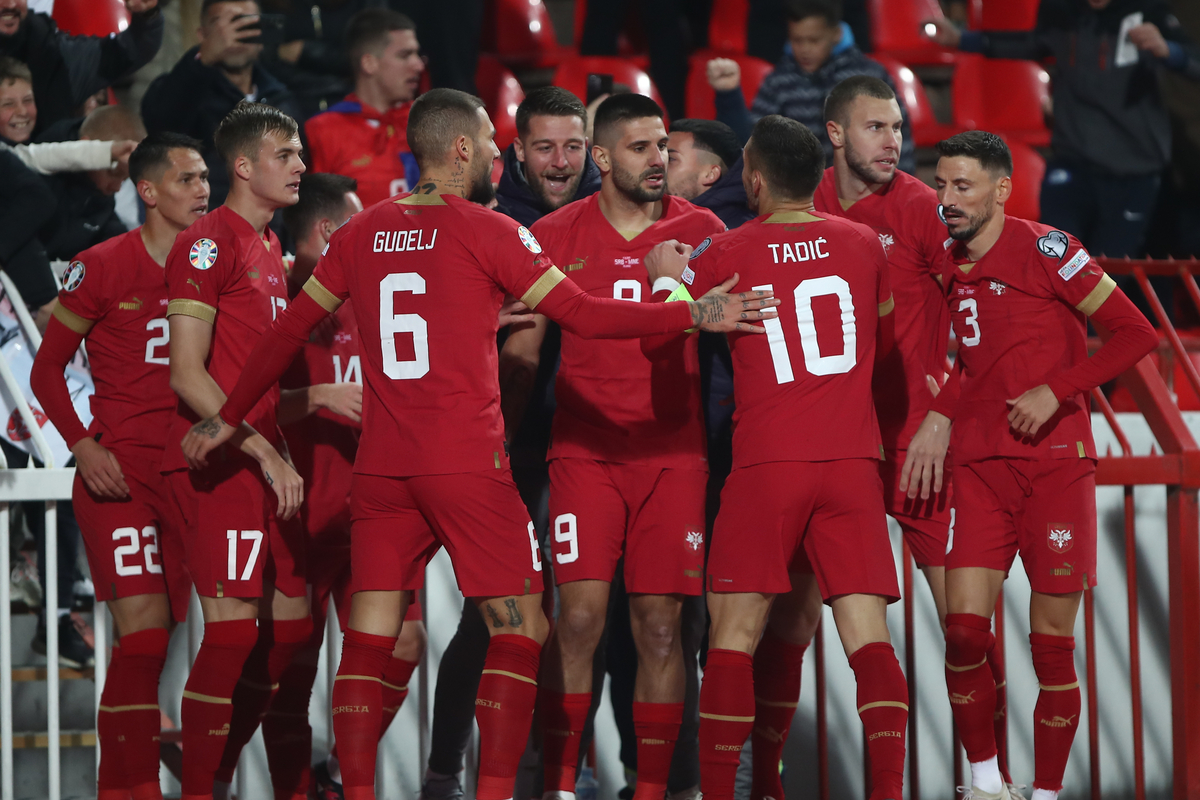 ANDRIJA ZIVKOVIC, SASA LUKIC, ALEKSANDAR MITROVIC, DUSAN TADIC, IVAN ILIC, NEMANJA GUDELJ, SERGEJ MILINKOVIC SAVIC, STRAHINJA PAVLOVIC, FILIP MLADENOVIC fudbaleri reprezentacije Srbije proslavljaju gol na utakmici kvalifikacija za UEFA Evropsko prvenstvo 2024 godine protiv Crne Gore na stadionu Rajko Mitic, Beograd 17.10.2023. godine Foto: Ivica Veselinov Fudbal, Reprezentacija, Srbija, Crna Gora, UEFA Evropsko prvenstvo, EURO 2024