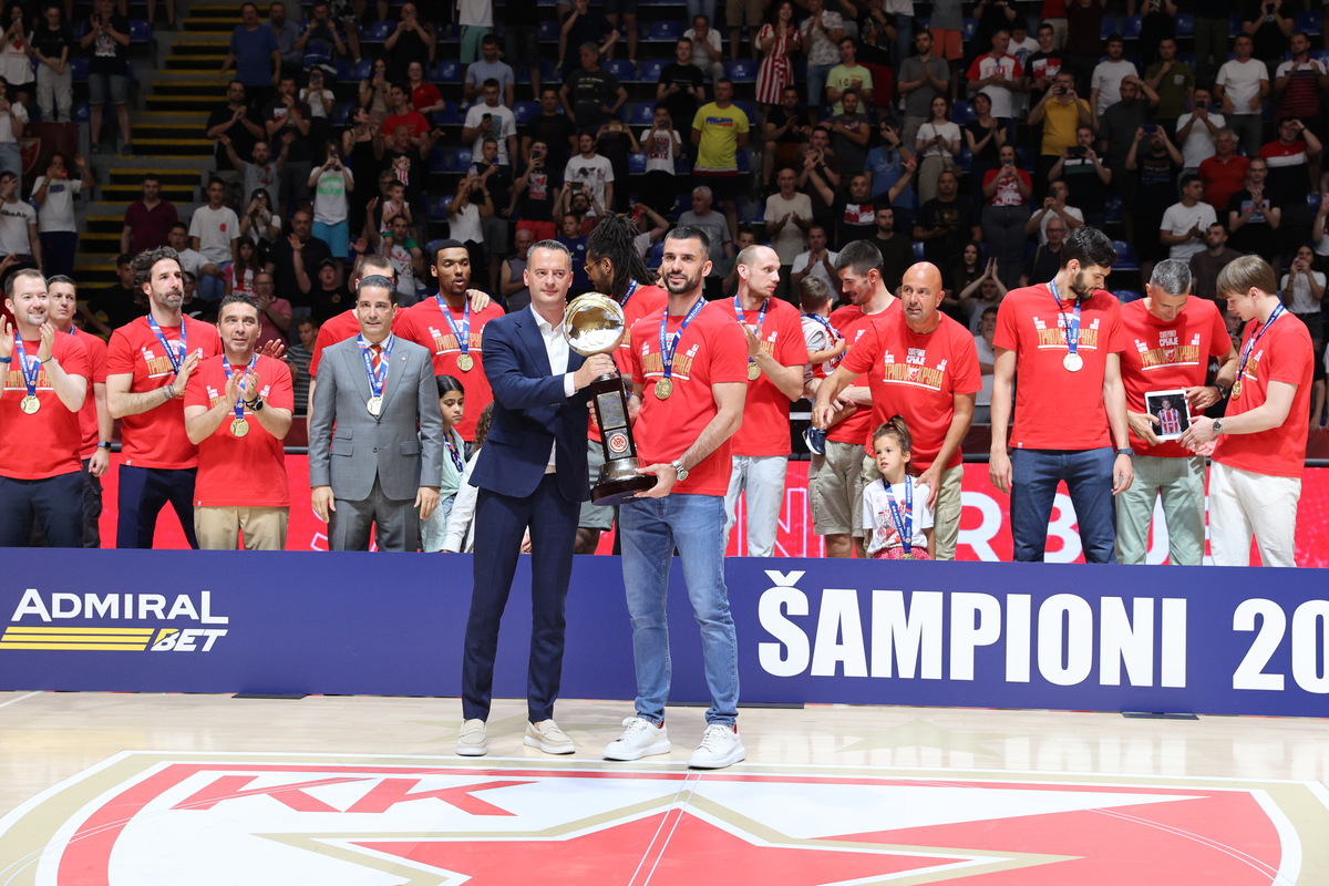 Kosarkasi Crvene zvezde proslavljaju osvajanje prvenstva drzave, u hali Aleksandar Nikolic Beograd, 06.06.2024. foto: MN Press / mr Kosarka, Crvena zvezda