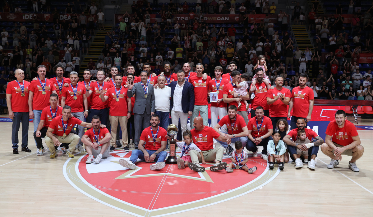 Kosarkasi Crvene zvezde proslavljaju osvajanje prvenstva drzave, u hali Aleksandar Nikolic Beograd, 06.06.2024. foto: MN Press / mr Kosarka, Crvena zvezda
