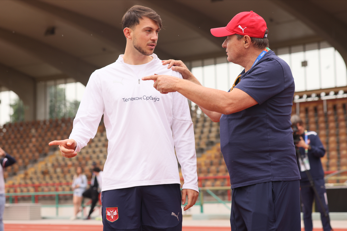 LAZAR SAMARDZIC i DRAGAN STOJKOVIC PIKSI selektor i trener fudbalera reprezentacije Srbije trening pred utakmicu UEFA Evropskog prvenstva 2024 godine protiv Danske na stadionu Rozenau, Augzburg 21.06.2024. godine Foto: Marko Metlas Fudbal, Reprezentacija, Srbija, UEFA Evropsko prvenstvo, EURO 2024