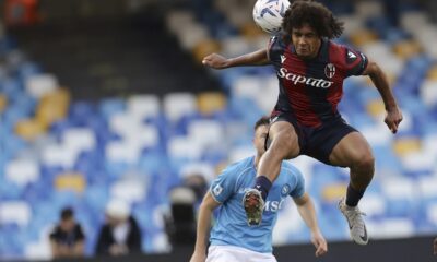 FILE - Bologna's Joshua Zirkzee heads the ball during the Serie A soccer match between Napoli and Bologna at the Diego Armando Maradona Stadium in Naples, Italy, Saturday, May 11 , 2024. Netherlands coach Ronald Koeman has called up Joshua Zirkzee to complete his 26-man squad for the European Championship to fill a gap created when midfielder Teun Koopmeiners was cut earlier this week after suffering a groin injury. (Alessandro Garofalo/LaPresse via AP, file)