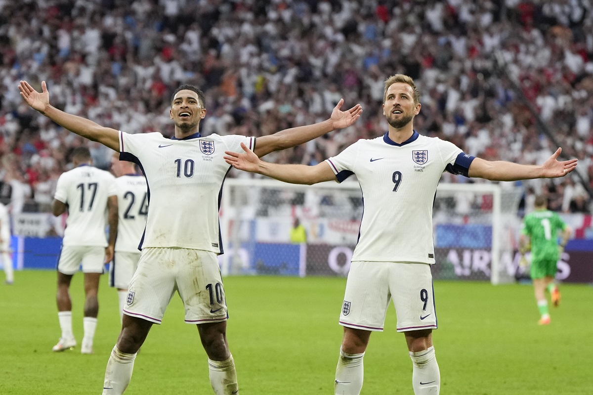England's Jude Bellingham, left, celebrates his goal with Harry Kane during a round of sixteen match between England and Slovakia at the Euro 2024 soccer tournament in Gelsenkirchen, Germany, Sunday, June 30, 2024. (AP Photo/Matthias Schrader)