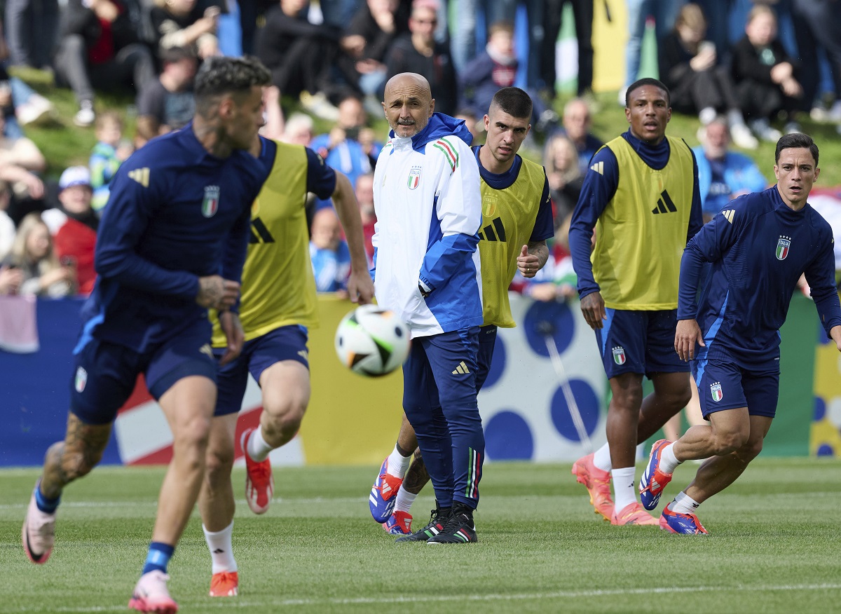 Italy's head coach Luciano Spalletti, center, follows the Italian national soccer team's public training session in Iserlohn, Germany, Tuesday, June 11, 2024. (Bernd Thissen/dpa via AP)
