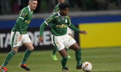 Endrick of Brazil's Palmeiras, right, controls the ball during a Copa Libertadores Group F soccer match against Argentina's San Lorenzo at Allianz Parque stadium in Sao Paulo, Thursday, May 30, 2024. (AP Photo/Andre Penner)