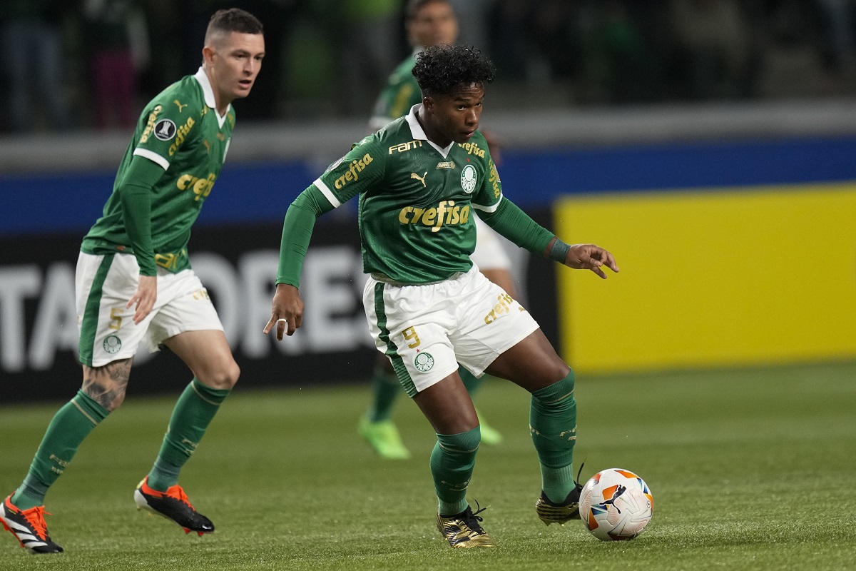 Endrick of Brazil's Palmeiras, right, controls the ball during a Copa Libertadores Group F soccer match against Argentina's San Lorenzo at Allianz Parque stadium in Sao Paulo, Thursday, May 30, 2024. (AP Photo/Andre Penner)
