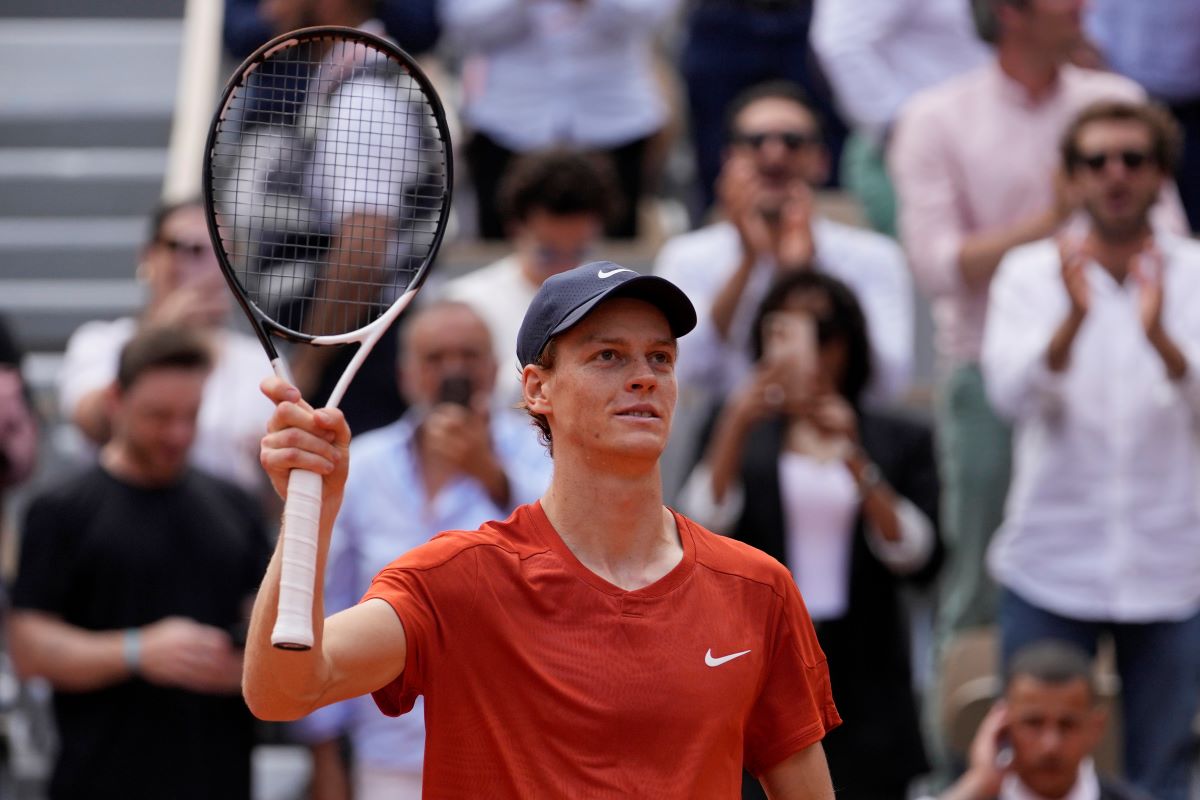 Italy's Jannik Sinner celebrates as he won the quarterfinal match of the French Open tennis tournament against Bulgaria's Grigor Dimitrov at the Roland Garros stadium in Paris, Tuesday, June 4, 2024. (AP Photo/Thibault Camus)