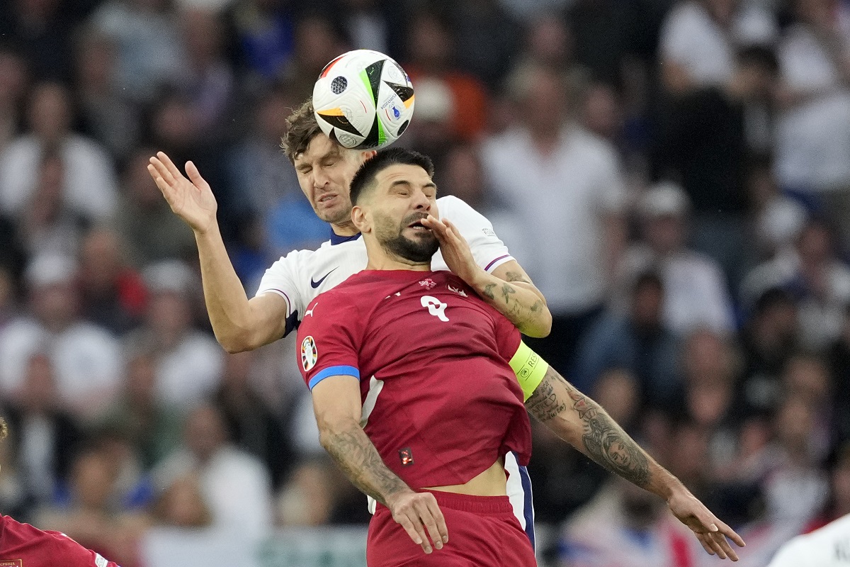 Aleksandar Mitrović i Džon Stouns u duelu na Evropskom prvenstvu između Srbije i Engleske
