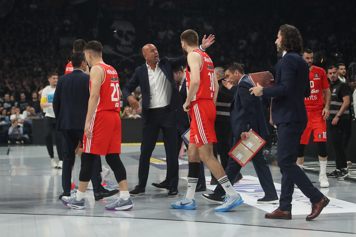 Košarkaši Crvene zvezde napuštaju teren na utakmici finala plejofa Kosarkaske Superlige Srbije protiv Partizana u hali Beogradska Arena, Beograd 05.06.2024. godine Foto: Ivica Veselinov / MN PRESS KOSARKA, BASKETBALL, KLS, SUPERLIGA, PRVENSTVO SRBIJE, NATIONAL CHAMPIONSHIP, PARTIZAN, CRVENA ZVEZDA