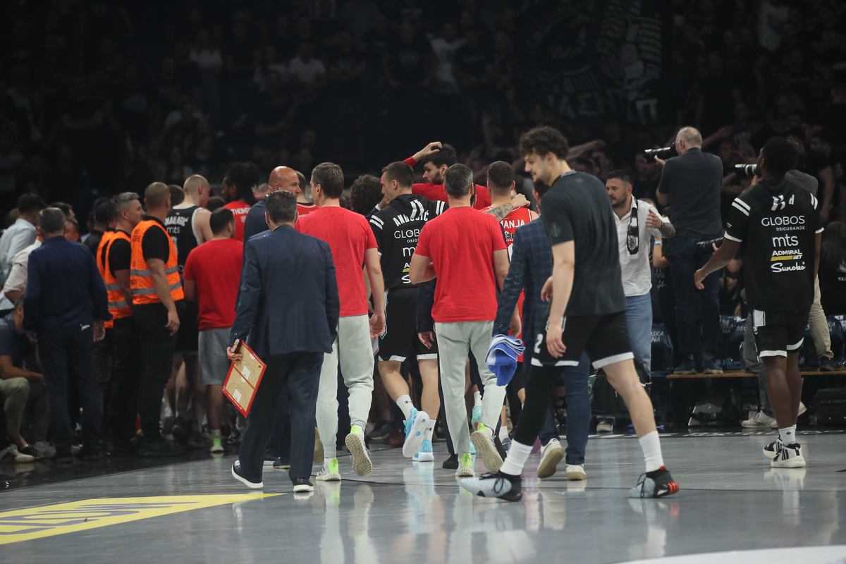 Košarkaši Crvene zvezde napuštaju teren na utakmici finala plejofa Kosarkaske Superlige Srbije protiv Partizana u hali Beogradska Arena, Beograd 05.06.2024. godine Foto: Ivica Veselinov / MN PRESS KOSARKA, BASKETBALL, KLS, SUPERLIGA, PRVENSTVO SRBIJE, NATIONAL CHAMPIONSHIP, PARTIZAN, CRVENA ZVEZDA