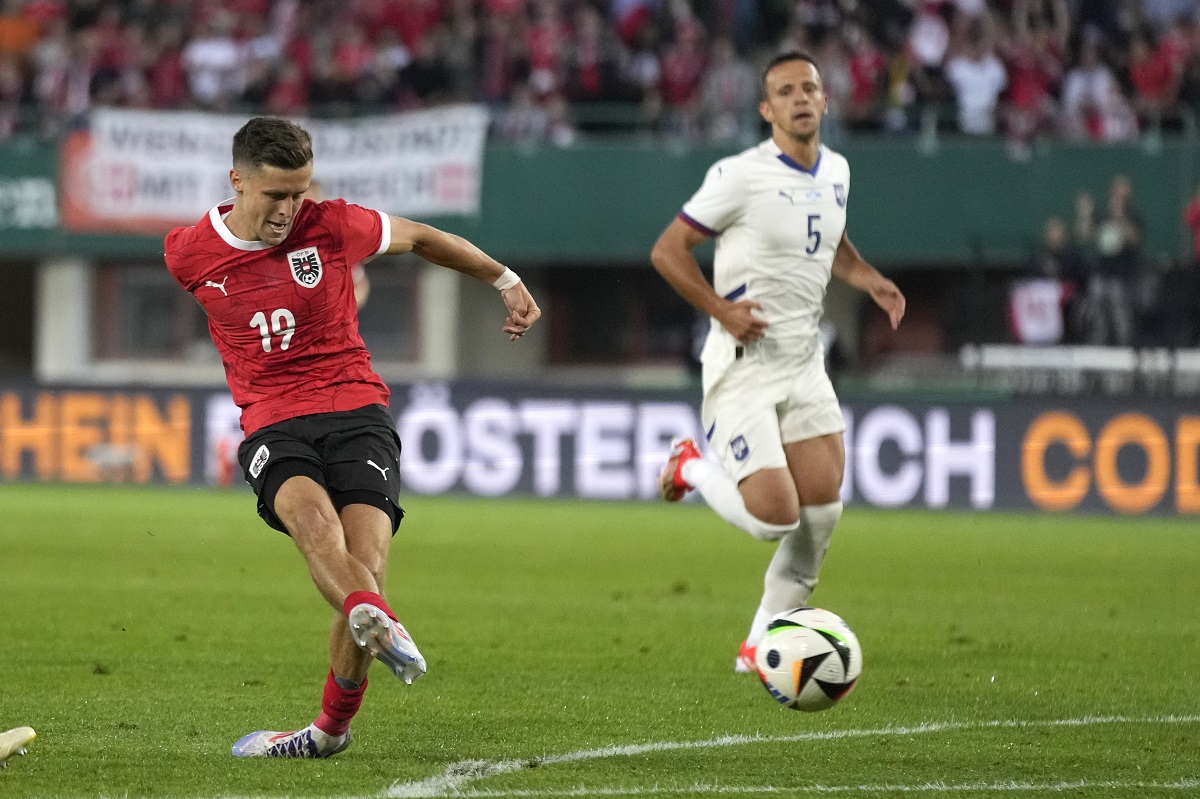 Austria's Christoph Baumgartner, left, scores during an international friendly soccer match between Austria and Serbia at the Ernst Happel Stadion in Vienna, Austria, Tuesday, June 4, 2024. (AP Photo/Matthias Schrader)