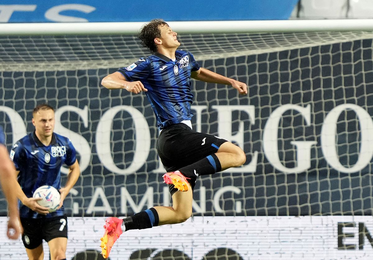 Atalanta's Giorgio Scalvini celebrates scoring their side's second goal of the game during the Italian Serie A soccer match between Atalanta and Fiorentina at the Gewiss Stadium, in Bergamo, Italy, Sunday June 2, 2024. (Spada/LaPresse via AP)