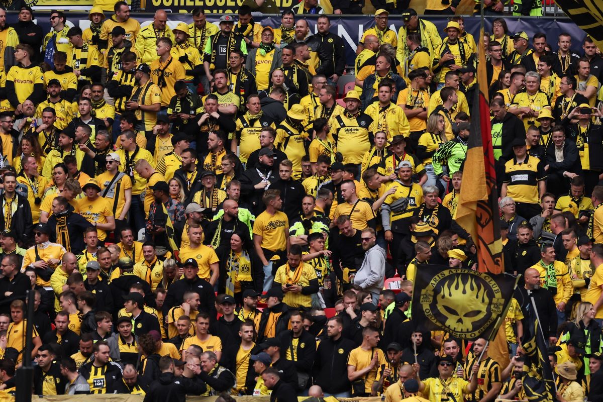 Dortmund supporters wait for the start of the Champions League final soccer match between Borussia Dortmund and Real Madrid at Wembley stadium in London, Saturday, June 1, 2024. (AP Photo/Ian Walton)