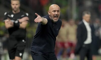 Fiorentina's head coach Vincenzo Italiano gestures during the Conference League final soccer match between Olympiacos FC and ACF Fiorentina at OPAP Arena in Athens, Greece, Thursday, May 30, 2024. (AP Photo/Petros Giannakouris)