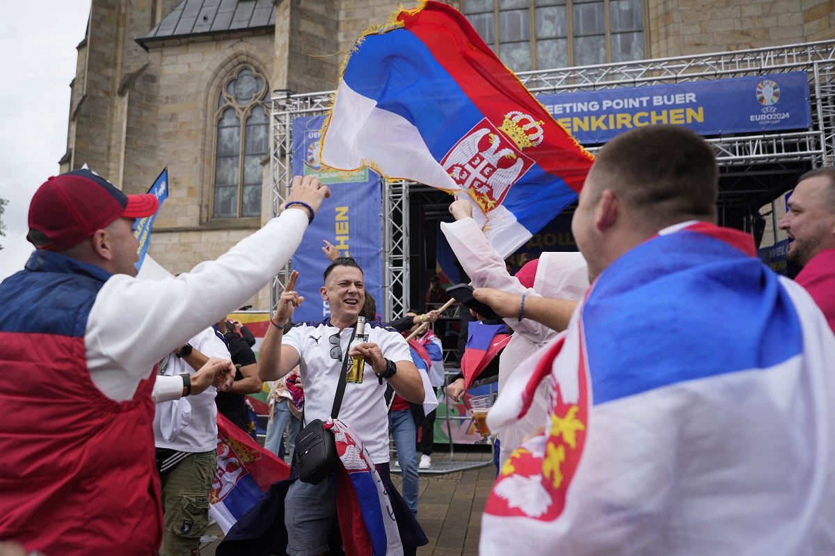 Navijači Srbije i Englezi